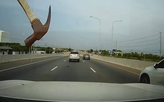 ค้อนบินใส่กระจกรถ ค้อนบินใส่กระจกรถ