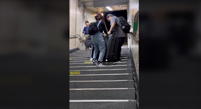 สาวเที่ยวเกาหลี เจอไอดอลเกาหลีแบกกระเป๋าให้ สาวเที่ยวเกาหลี เจอไอดอลเกาหลีแบกกระเป๋าให้