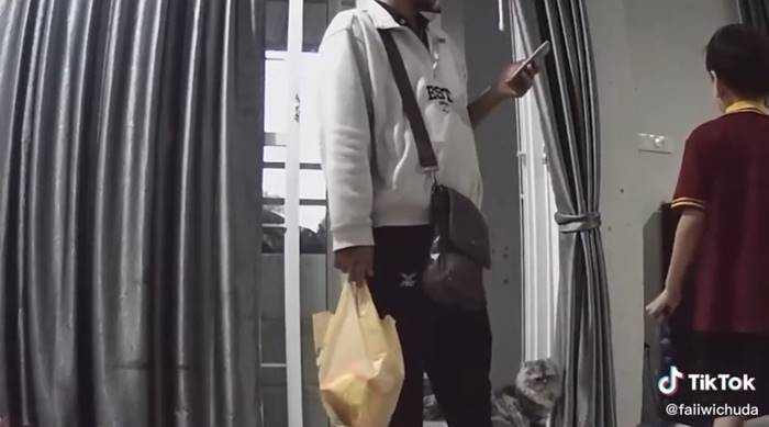 แมวเปิดประตูบ้านให้เจ้าของ แมวเปิดประตูบ้านให้เจ้าของ