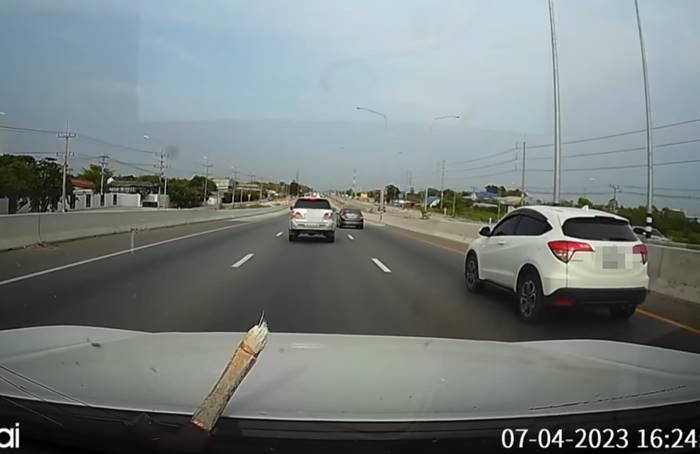 ค้อนบินใส่กระจกรถ ค้อนบินใส่กระจกรถ