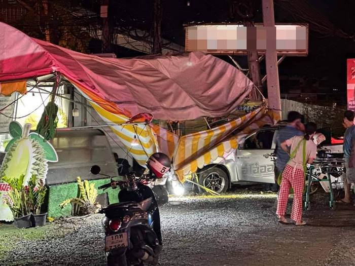 ยืนซื้อทุเรียน รถชนตาย ยืนซื้อทุเรียน รถชนตาย