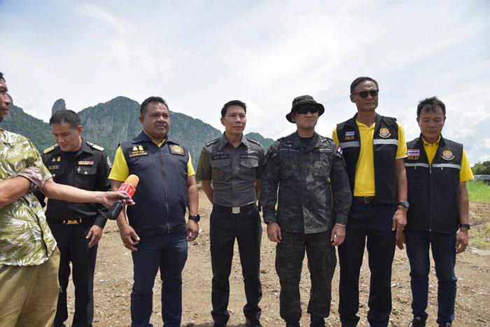 DSI ลงพื้นที่ตรวจสอบบ่อฝังกลบซากหมูเถื่อน DSI ลงพื้นที่ตรวจสอบบ่อฝังกลบซากหมูเถื่อน