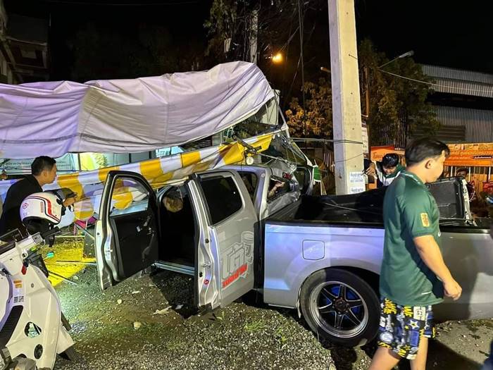 ยืนซื้อทุเรียน รถชนตาย ยืนซื้อทุเรียน รถชนตาย