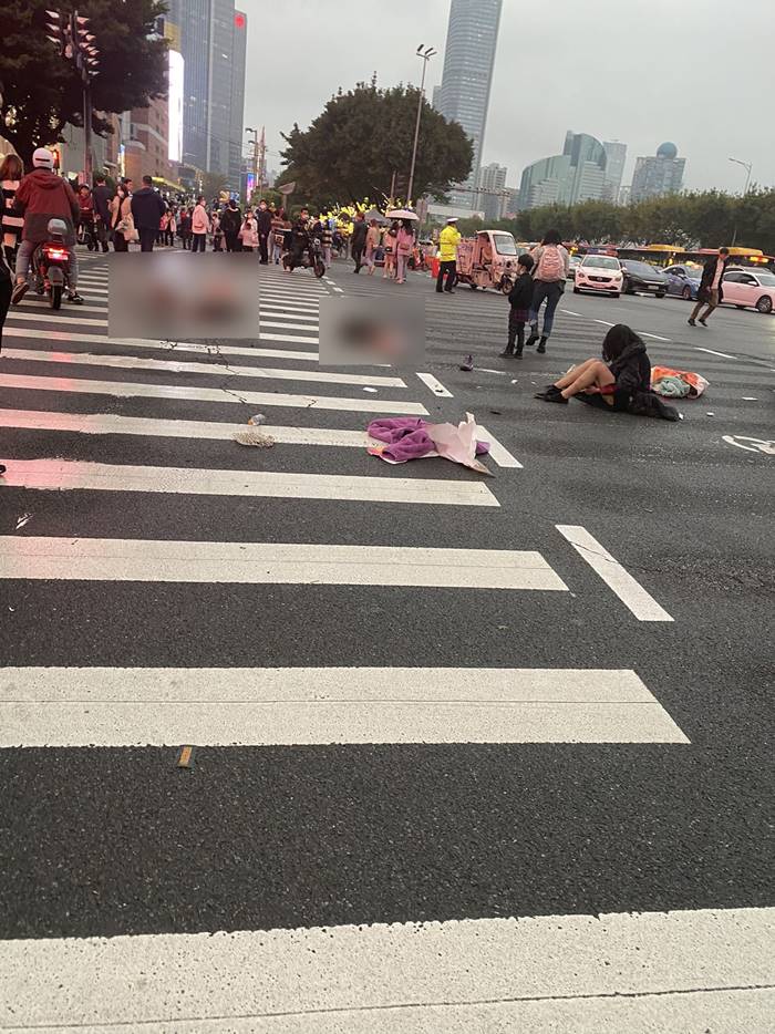 BMW พุ่งชนคนข้ามทางม้าลายตาย 5 คน BMW พุ่งชนคนข้ามทางม้าลายตาย 5 คน