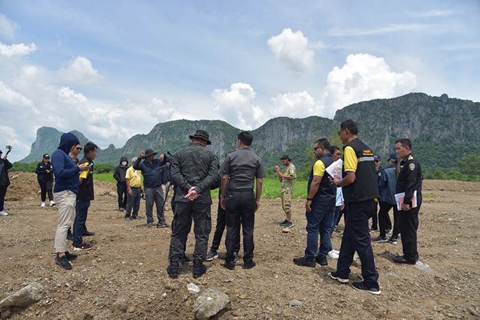 DSI ลงพื้นที่ตรวจสอบบ่อฝังกลบซากหมูเถื่อน DSI ลงพื้นที่ตรวจสอบบ่อฝังกลบซากหมูเถื่อน