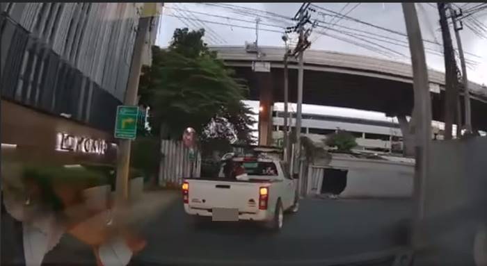 กระบะชนเบนซ์ กระบะชนเบนซ์