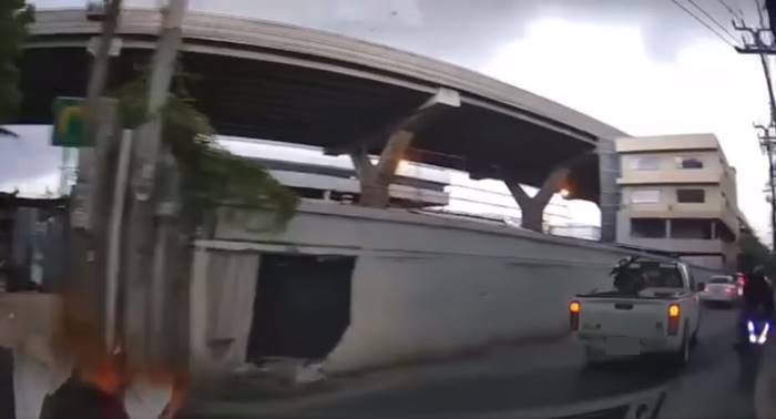 กระบะชนเบนซ์ กระบะชนเบนซ์