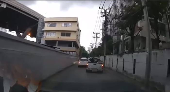 กระบะชนเบนซ์ กระบะชนเบนซ์