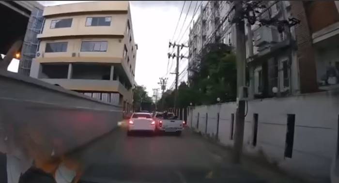 กระบะชนเบนซ์ กระบะชนเบนซ์