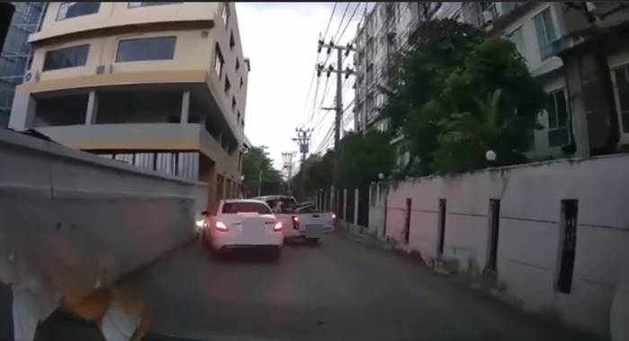 กระบะชนเบนซ์ กระบะชนเบนซ์