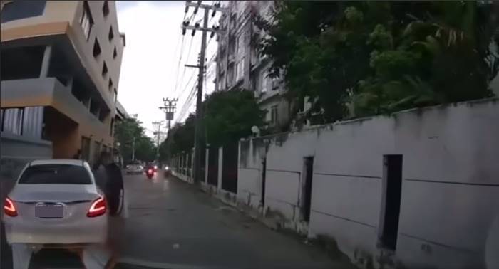 กระบะชนเบนซ์ กระบะชนเบนซ์