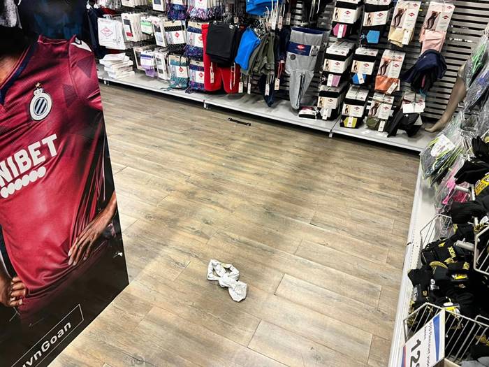 ทิ้งกางเกงในกลางห้าง ทิ้งกางเกงในกลางห้าง