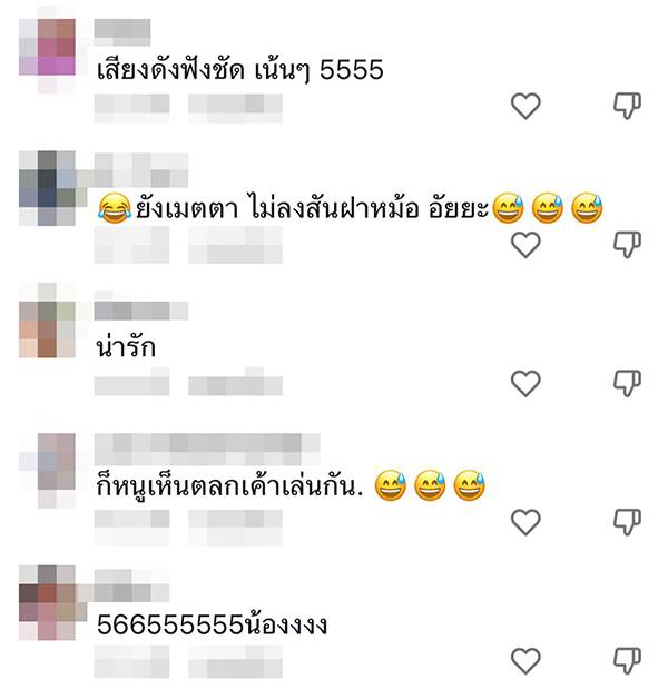 น้องถือถาดตีหัวพี่ชาย น้องถือถาดตีหัวพี่ชาย