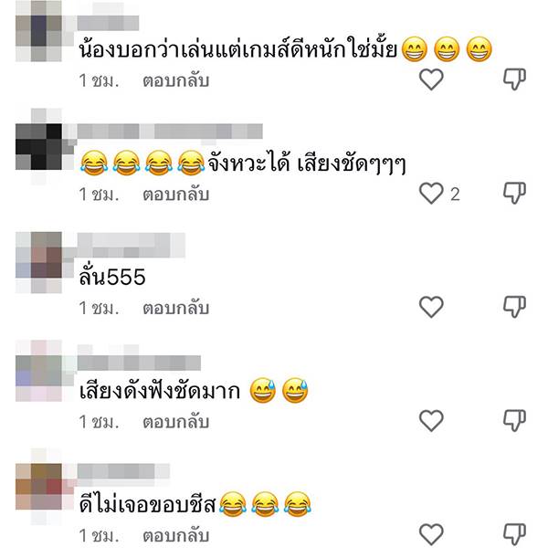 น้องถือถาดตีหัวพี่ชาย น้องถือถาดตีหัวพี่ชาย