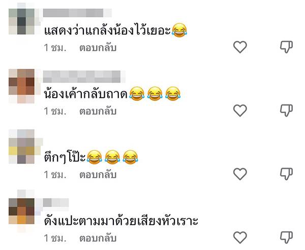 น้องถือถาดตีหัวพี่ชาย น้องถือถาดตีหัวพี่ชาย