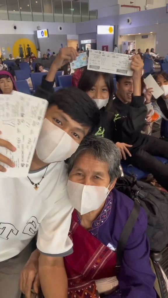 หลานชายพาย่าเที่ยวทะเลครั้งแรก หลานชายพาย่าเที่ยวทะเลครั้งแรก