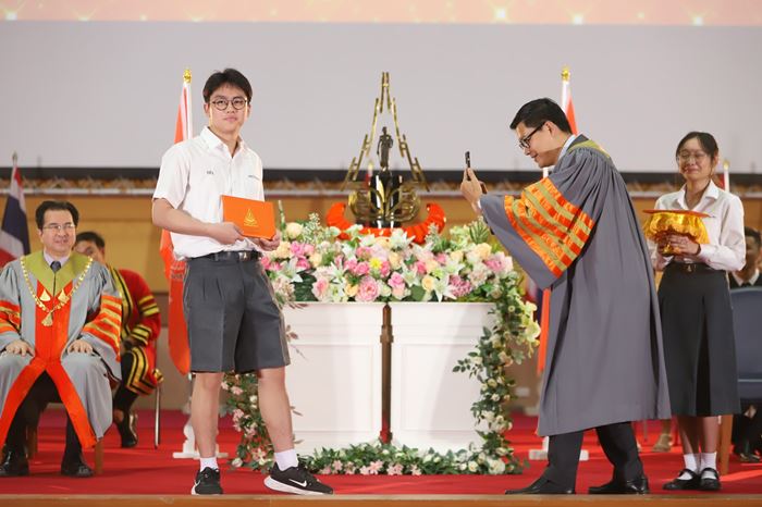 รับประกาศนียบัตร รับประกาศนียบัตร