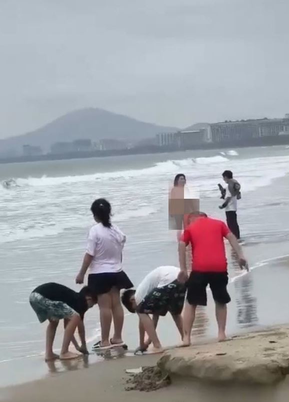 สาวแก้ผ้า ริมชายหาด สาวแก้ผ้า ริมชายหาด