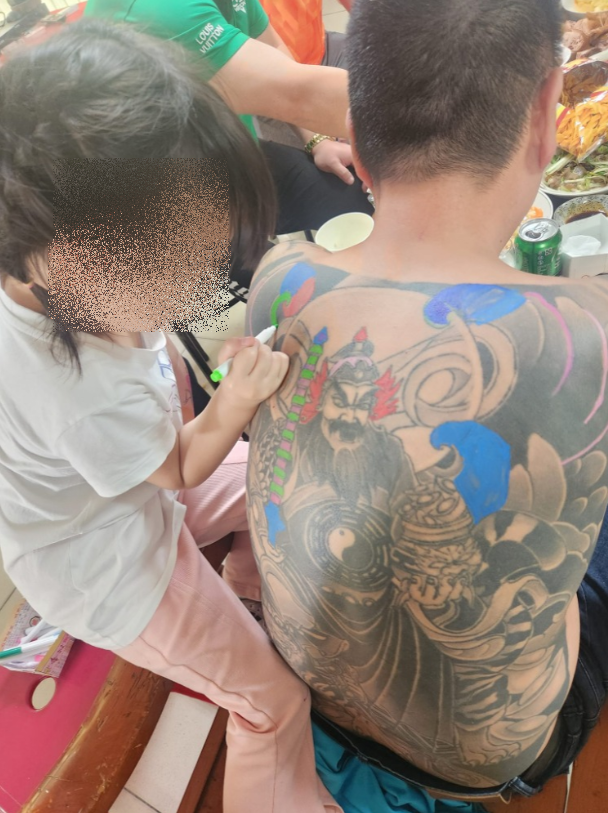 ลูกสาววาดรูปบน รอยสัก คุณพ่อ ลูกสาววาดรูปบน รอยสัก คุณพ่อ