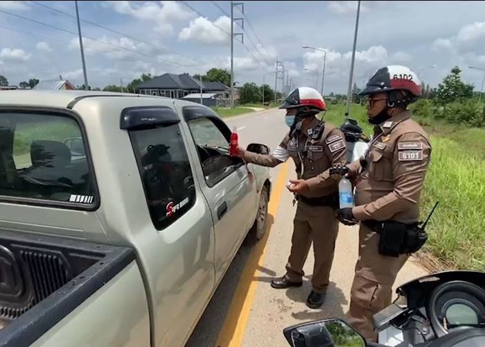 ตำรวจช่วยคนขับรถส่ายไป-มา ตำรวจช่วยคนขับรถส่ายไป-มา