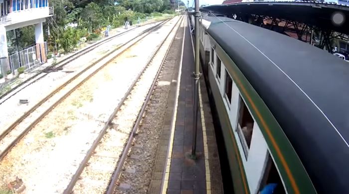โหนรถไฟทำคอนเทนต์ โหนรถไฟทำคอนเทนต์