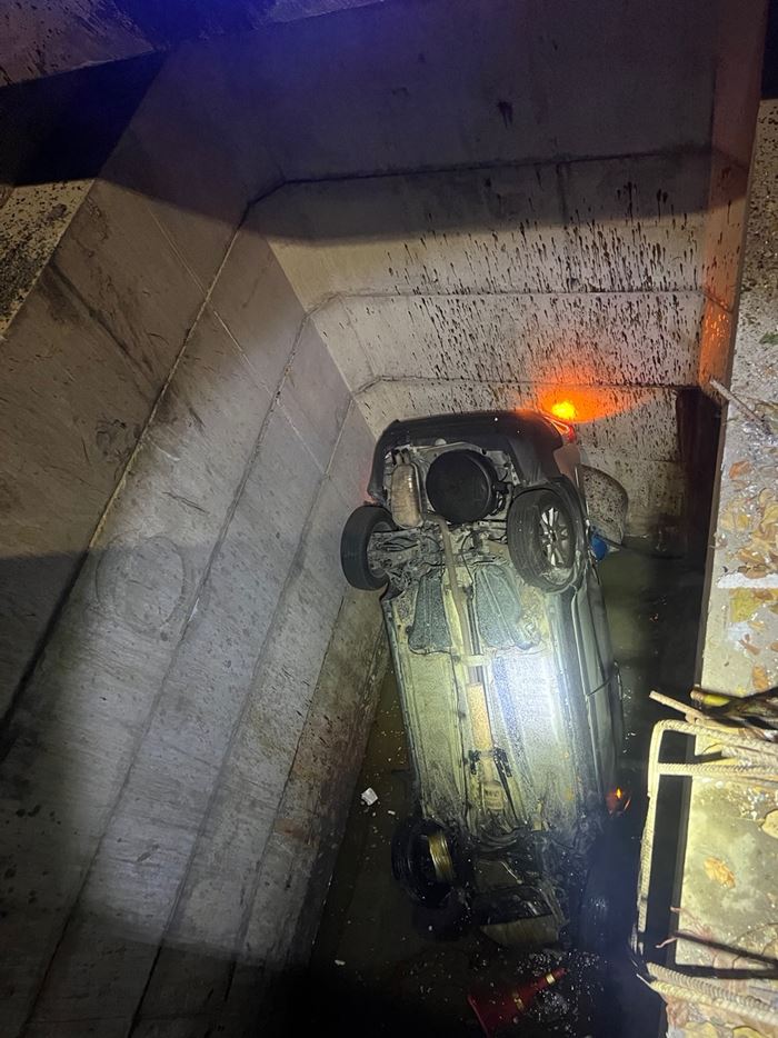 รถตกท่อระบายน้ำ รถตกท่อระบายน้ำ