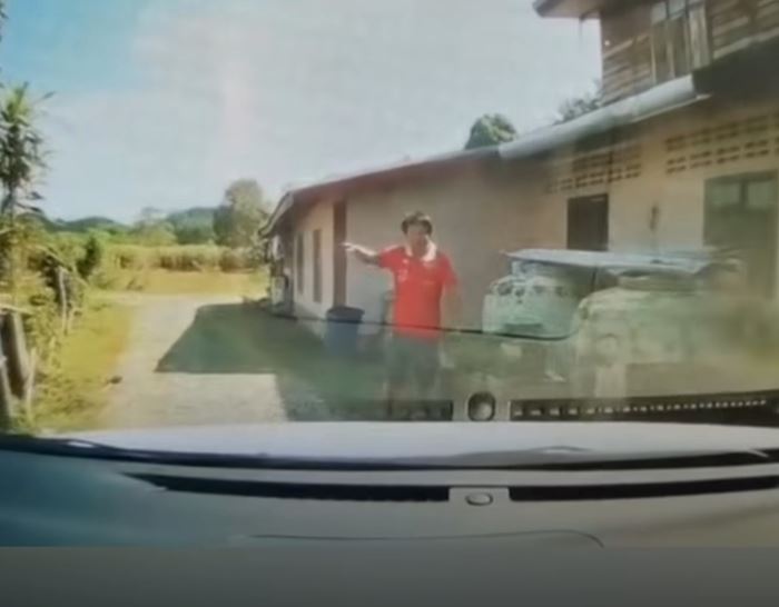 ผัวโบกรถป้ายแดงให้เมียขับ ตกใจเผลอเหยียบชนทั้งคนทั้งโอ่งแตก ผัวโบกรถป้ายแดงให้เมียขับ ตกใจเผลอเหยียบชนทั้งคนทั้งโอ่งแตก