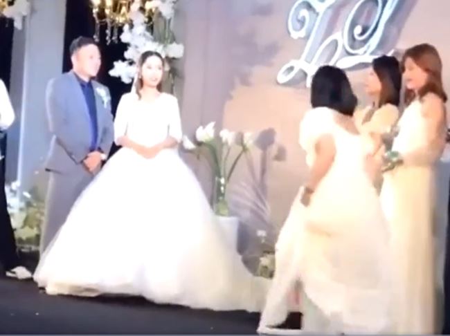 เพื่อนเจ้าสาวพุ่งจูบปากเจ้าบ่าวกลางเวที สร้างความอึ้งทั้งงาน เพื่อนเจ้าสาวพุ่งจูบปากเจ้าบ่าวกลางเวที สร้างความอึ้งทั้งงาน