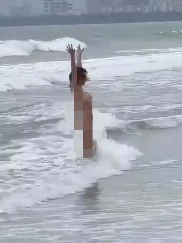 สาวแก้ผ้า ริมชายหาด สาวแก้ผ้า ริมชายหาด