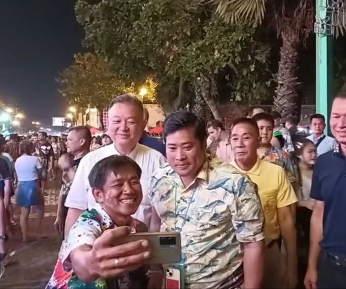 ท่านอ้น เล่นสงกรานต์ ท่านอ้น เล่นสงกรานต์