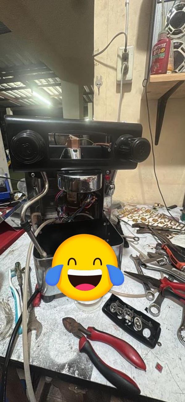 แมลงสาบอยู่ในเครื่องชงกาแฟ แมลงสาบอยู่ในเครื่องชงกาแฟ