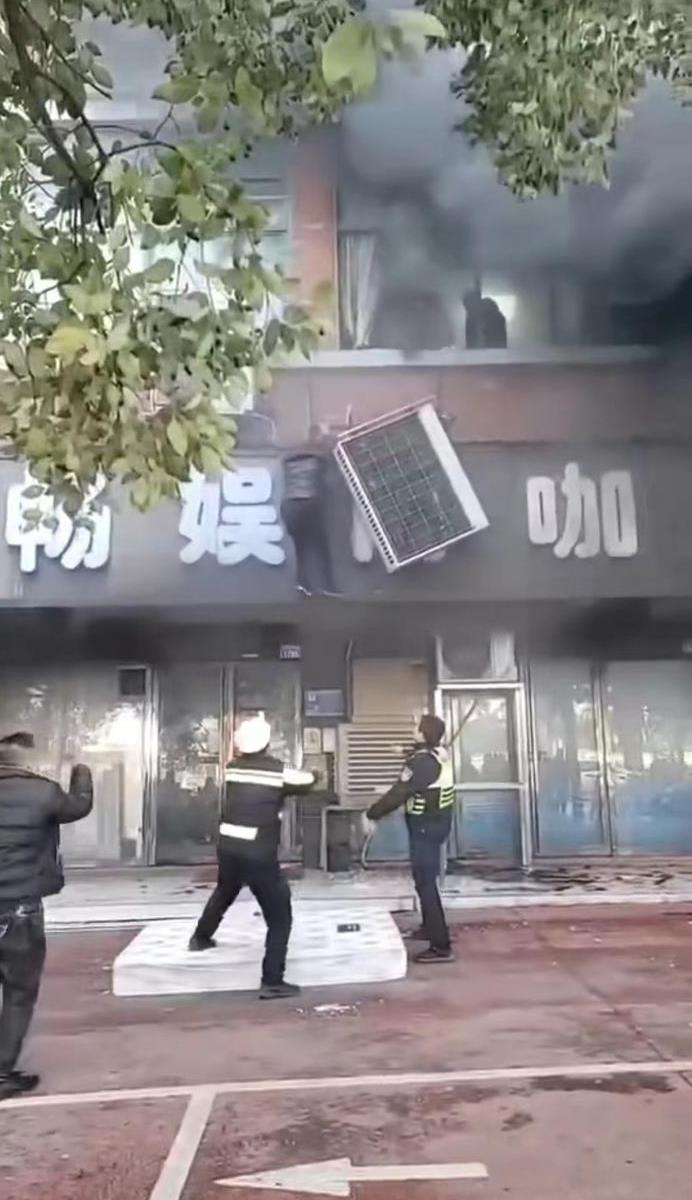 ไฟไหม้ตึกในจีน เสียชีวิต 39 ราย ไฟไหม้ตึกในจีน เสียชีวิต 39 ราย