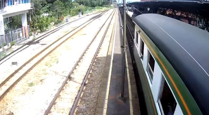 โหนรถไฟทำคอนเทนต์ โหนรถไฟทำคอนเทนต์