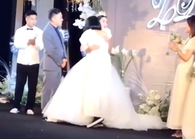 เพื่อนเจ้าสาวพุ่งจูบปากเจ้าบ่าวกลางเวที สร้างความอึ้งทั้งงาน เพื่อนเจ้าสาวพุ่งจูบปากเจ้าบ่าวกลางเวที สร้างความอึ้งทั้งงาน