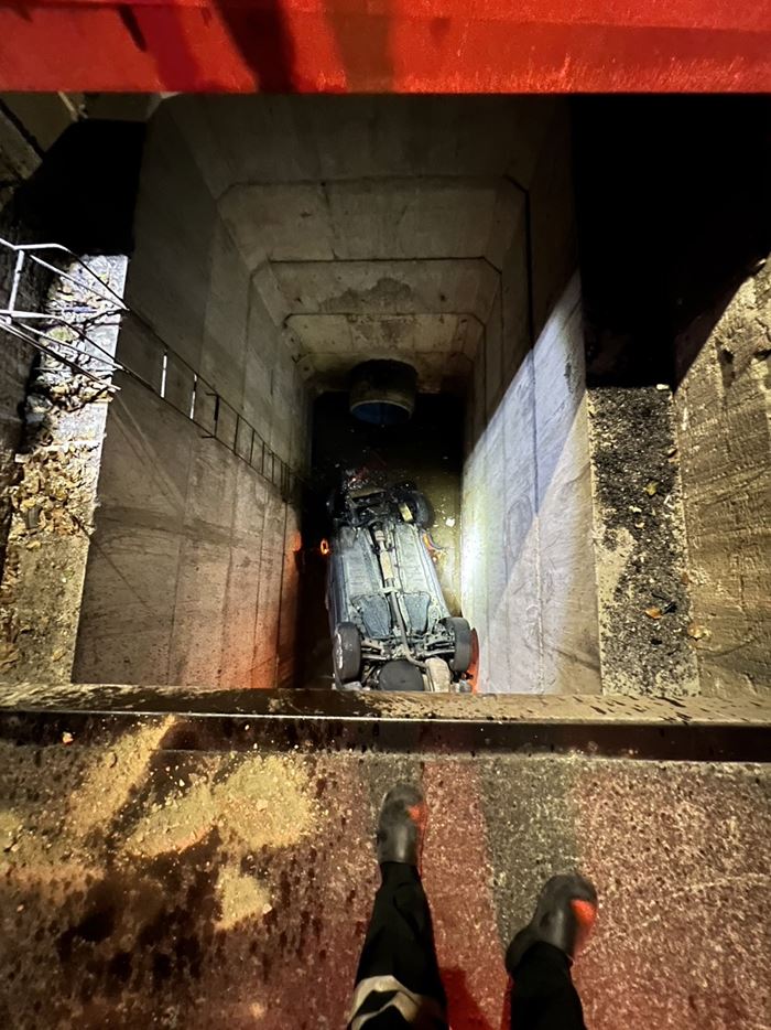 รถตกท่อระบายน้ำ รถตกท่อระบายน้ำ