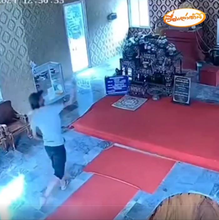 หนุ่มถอดรองเท้าตบหน้าพระพุทธรูป บนแล้วเมียไม่กลับมา หนุ่มถอดรองเท้าตบหน้าพระพุทธรูป บนแล้วเมียไม่กลับมา