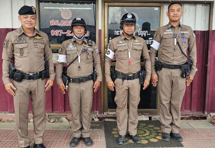 ตำรวจช่วยคนขับรถส่ายไป-มา ตำรวจช่วยคนขับรถส่ายไป-มา