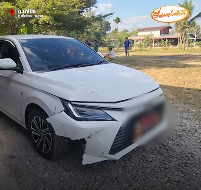 ผัวโบกรถป้ายแดงให้เมียขับ ตกใจเผลอเหยียบชนทั้งคนทั้งโอ่งแตก ผัวโบกรถป้ายแดงให้เมียขับ ตกใจเผลอเหยียบชนทั้งคนทั้งโอ่งแตก