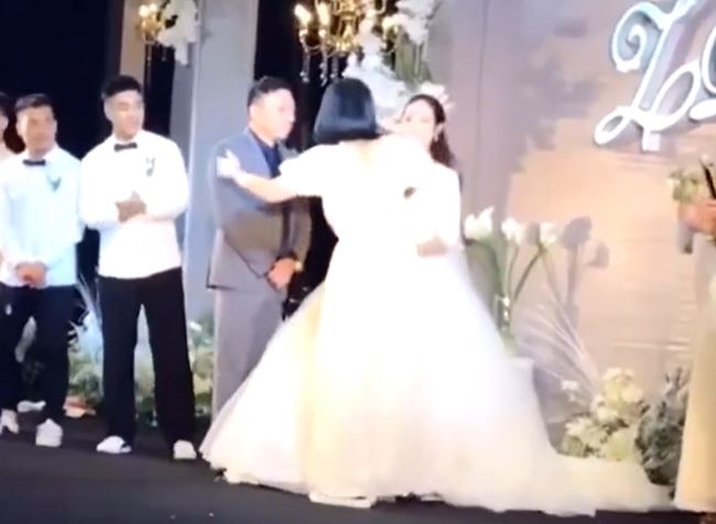 เพื่อนเจ้าสาวพุ่งจูบปากเจ้าบ่าวกลางเวที สร้างความอึ้งทั้งงาน เพื่อนเจ้าสาวพุ่งจูบปากเจ้าบ่าวกลางเวที สร้างความอึ้งทั้งงาน