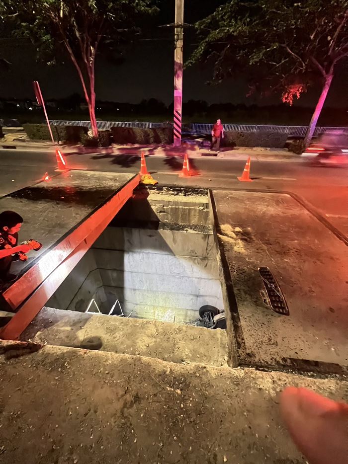 รถตกท่อระบายน้ำ รถตกท่อระบายน้ำ