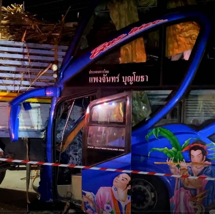 รถบัสนักเรียนชนรถบรรทุกอ้อย รถบัสนักเรียนชนรถบรรทุกอ้อย