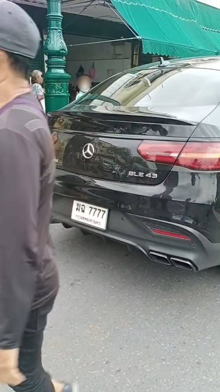 เศรษฐีใจบุญ ขับเบนซ์แจกเงิน เศรษฐีใจบุญ ขับเบนซ์แจกเงิน