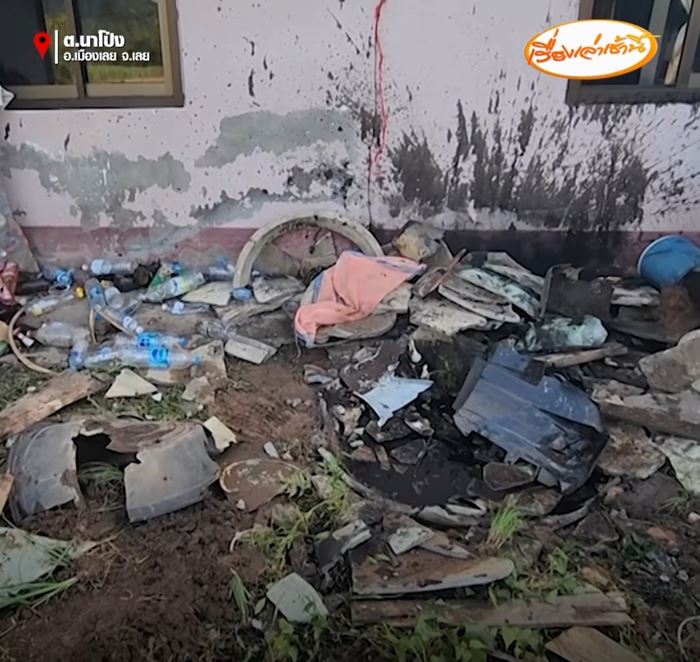 ผัวโบกรถป้ายแดงให้เมียขับ ตกใจเผลอเหยียบชนทั้งคนทั้งโอ่งแตก ผัวโบกรถป้ายแดงให้เมียขับ ตกใจเผลอเหยียบชนทั้งคนทั้งโอ่งแตก