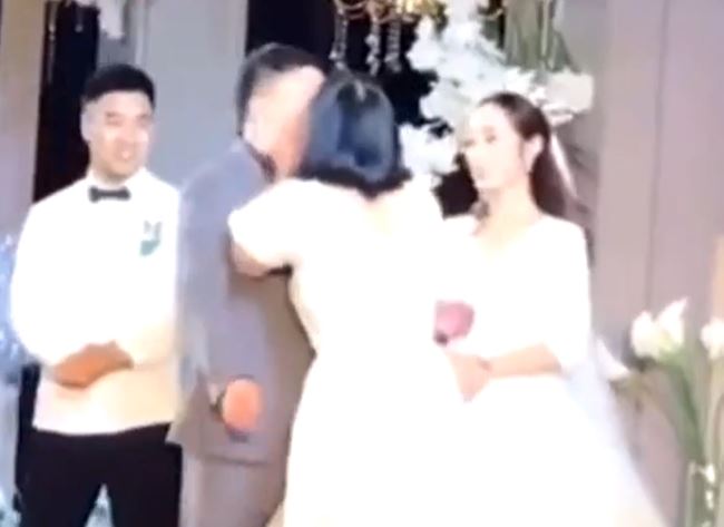 เพื่อนเจ้าสาวพุ่งจูบปากเจ้าบ่าวกลางเวที สร้างความอึ้งทั้งงาน เพื่อนเจ้าสาวพุ่งจูบปากเจ้าบ่าวกลางเวที สร้างความอึ้งทั้งงาน