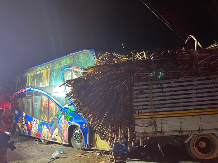 รถบัสนักเรียนชนรถบรรทุกอ้อย รถบัสนักเรียนชนรถบรรทุกอ้อย