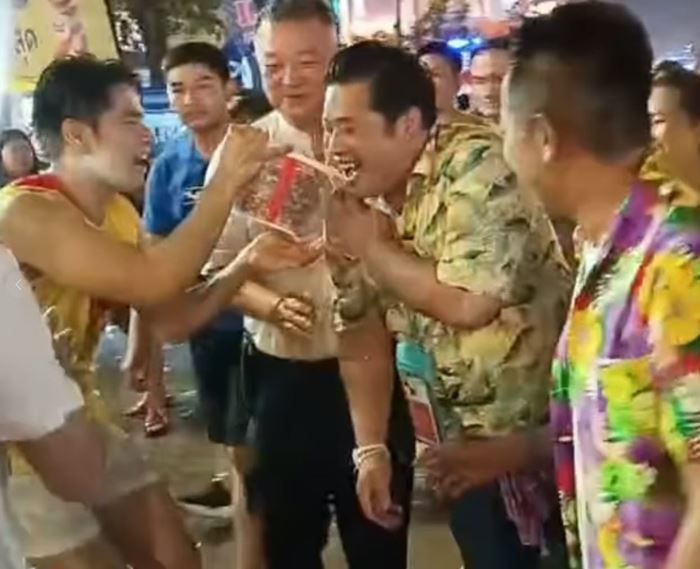 ท่านอ้น เล่นสงกรานต์ ท่านอ้น เล่นสงกรานต์