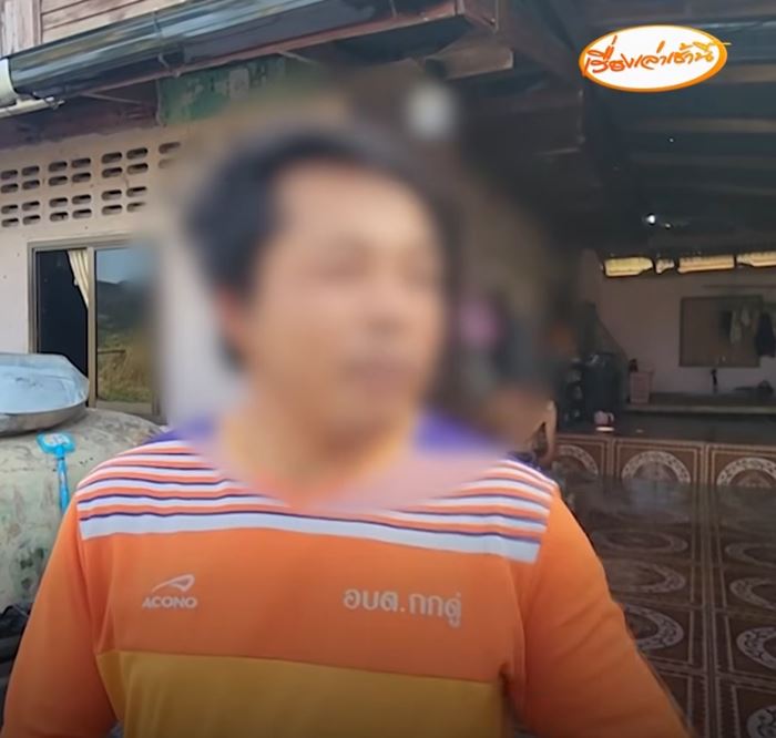 ผัวโบกรถป้ายแดงให้เมียขับ ตกใจเผลอเหยียบชนทั้งคนทั้งโอ่งแตก ผัวโบกรถป้ายแดงให้เมียขับ ตกใจเผลอเหยียบชนทั้งคนทั้งโอ่งแตก