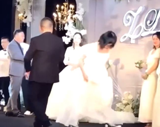 เพื่อนเจ้าสาวพุ่งจูบปากเจ้าบ่าวกลางเวที สร้างความอึ้งทั้งงาน เพื่อนเจ้าสาวพุ่งจูบปากเจ้าบ่าวกลางเวที สร้างความอึ้งทั้งงาน