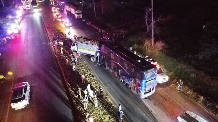 รถบัสนักเรียนชนรถบรรทุกอ้อย รถบัสนักเรียนชนรถบรรทุกอ้อย