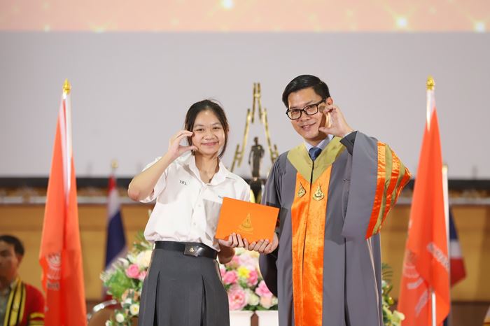 รับประกาศนียบัตร รับประกาศนียบัตร